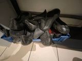 de nombreuses paires de chaussures qui se trouvent dans un bac bleu