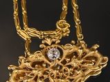 Gros plan sur un collier en or orné d'une croix