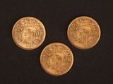 trois pièces d'or sur lesquelles figure un blason