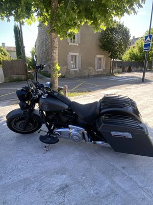 une moto garée sur le côté de la rue