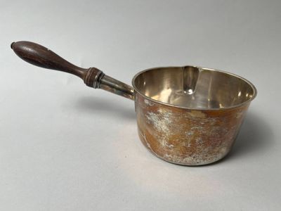 Petite casserole en argent massif et au manche en bois noirc…