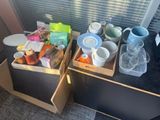 deux boîtes contenant des tasses et des bols