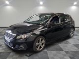la voiture noire est garée dans le garage sur un sol en damier