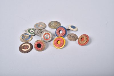 de nombreux boutons de différentes couleurs sur une surface blanche