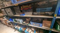 Sur la mezzanine : les étagères cornières non vendues dans l… (photo 2)