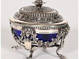 une boîte ancienne en argent et en verre bleu, munie d'un couvercle et posée sur un socle