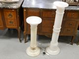 deux lampes posées par terre l'une à côté de l'autre