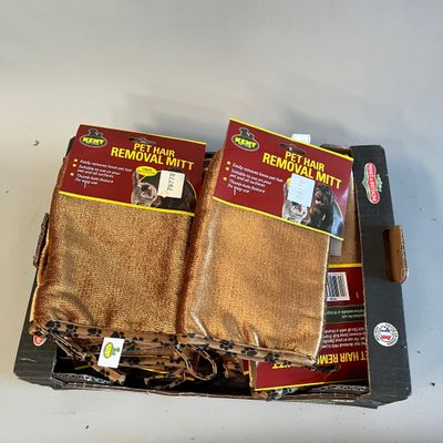 deux serviettes marron posées sur une boîte en carton