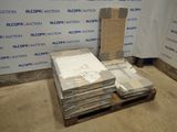 une palette remplie de livres et une pile de papiers