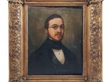 portrait d'un homme vêtu d'un manteau noir et d'un nœud papillon, dans un cadre doré