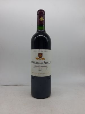 bouteille de vin rouge sur une table blanche sur fond blanc
