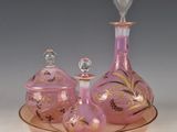 un service en verre rose orné d'un motif à la feuille d'or
