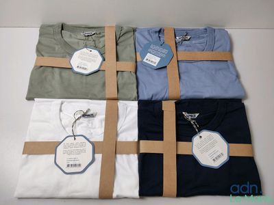 trois t-shirts pour homme emballés dans du papier kraft et munis d'étiquettes