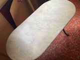 une table posée dans un coin d'une pièce
