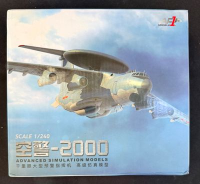 une photo d'une maquette d'avion militaire