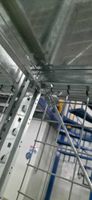 Un lot de 3 colonnes de rayonnage en acier galvanisé en très… (photo 5)