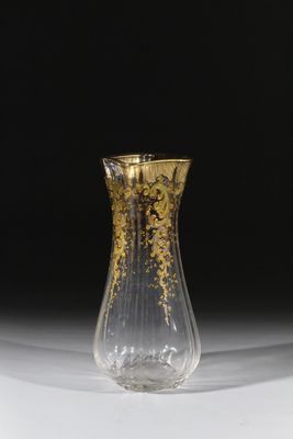 un vase en verre posé sur une table, sur fond noir