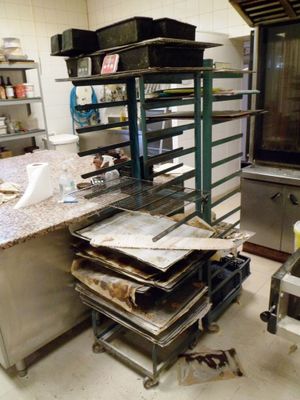 une cuisine avec beaucoup de nourriture sur le plan de travail