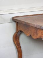 TABLE en bois naturel mouluré et sculpté, de forme carrée à … (photo 2)