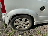 une petite voiture qui a un pneu crevé sur la route