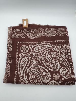 une bande marron ornée d'un motif paisley blanc