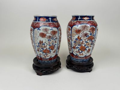 paire de vases asiatiques ornés de fleurs et d'oiseaux