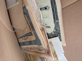 une liasse de billets posée à l'arrière d'une voiture