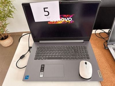 un ordinateur portable posé sur un bureau, avec une souris à côté