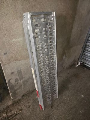 une photo d'une grille métallique appuyée contre un mur