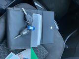 un siège auto contenant un livre, des ciseaux et d'autres objets