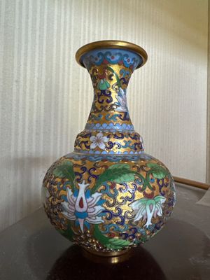 un vase posé sur une table dans une pièce