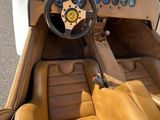 une vue de l'intérieur d'une voiture depuis le siège du conducteur