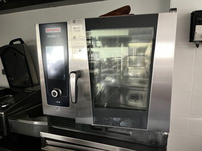 une image d'un four commercial dans une cuisine commerciale