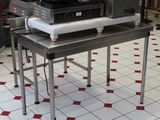 une machine posée sur une table dans une cuisine