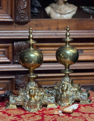 deux vases dorés posés sur une nappe rouge