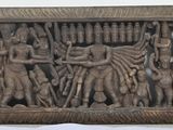 une image représentant une sculpture sur bois représentant un groupe de personnes accrochée au mur