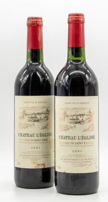 deux bouteilles de vin rouge posées l'une à côté de l'autre sur une surface blanche