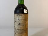une bouteille de vin posée sur une table