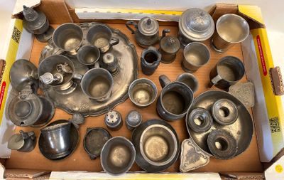 une boîte remplie de vieux plats et casseroles en métal