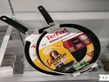 une poêle exposée dans un magasin