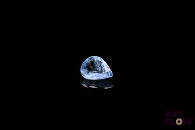 gros plan d'un diamant bleu sur une surface noire
