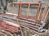un tas de matériaux de construction posé par terre à côté d'un bâtiment
