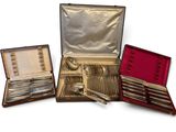 plusieurs types d'argenterie dans un coffret posé sur une surface blanche