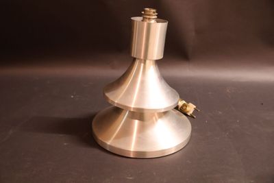 une lampe en métal posée sur une table