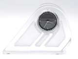 une horloge posée sur un socle transparent