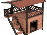 La niche est en bois et a un toit marron.
