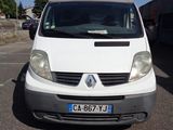 la camionnette blanche est garée dans un parking près d'un bâtiment