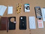 Plusieurs téléphones portables sont posés sur une table, à côté d'autres objets
