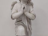 statue en marbre représentant un ange agenouillé sur un bloc de marbre