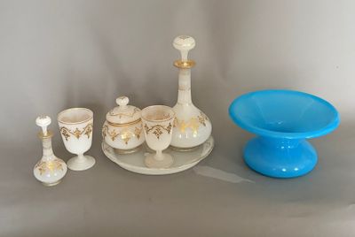 une table avec une assiette bleue, un bol bleu, un bol bleu, un bol bleu, un bol bleu, un bol bleu et un bol bleu